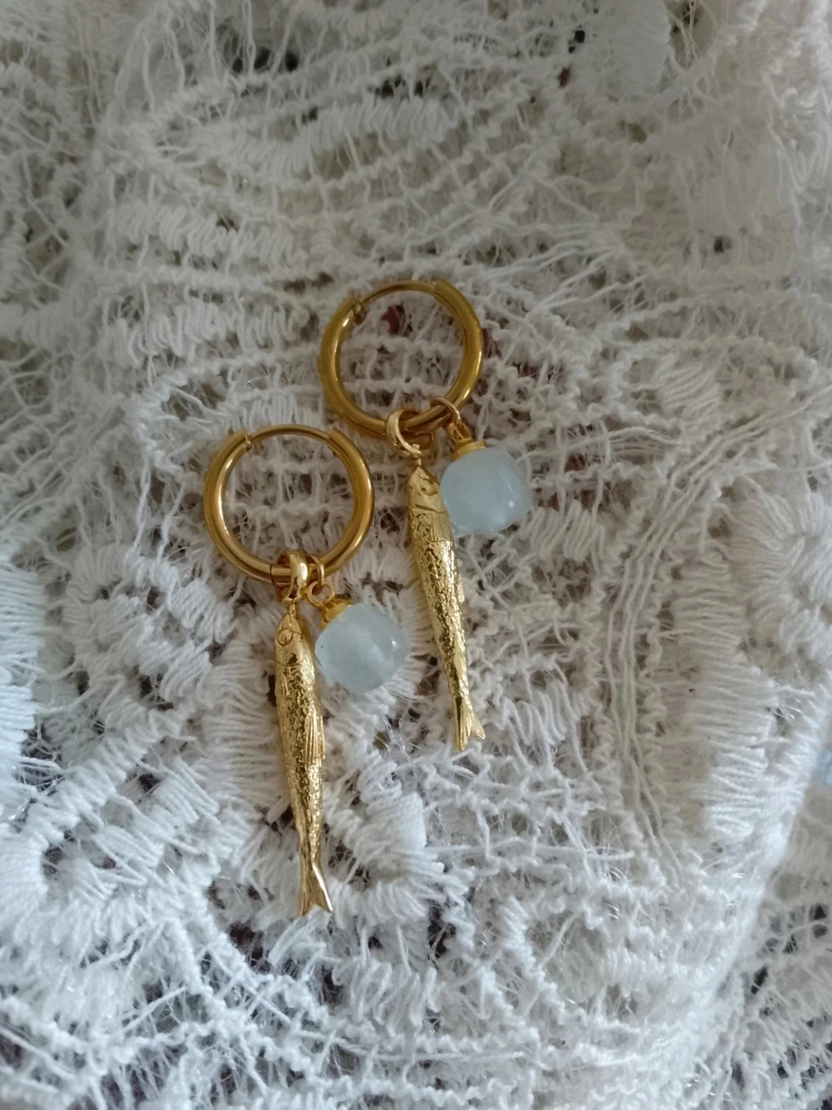 Boucles d'oreilles créoles bohèmes poisson et pierres aigue marine